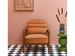 Sillón escandinavo de madera de hevea teñida de nogal y tela de