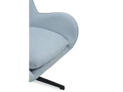 Sillón giratorio tapizado en color azul claro y patas metálicas