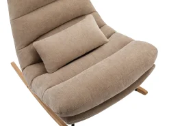 Sillón mecedora de tela color topo con base de madera RELIACO