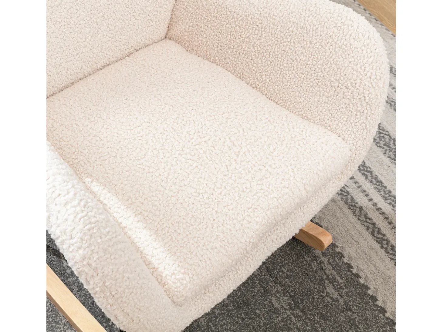 Sillón mecedora, sillón relax, sillón lounge, reposabrazos, con patas de madera, tejido peluche Teddy beige, carga máxima: 150 kg