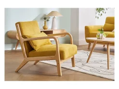 Sillón nórdico de tejido efecto aterciopelado amarillo mostaza y madera clara maciza DERRY