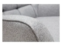 Sillón nórdico en tejido gris claro y madera AVERY