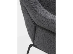 Sillón tapizado color gris con patas metálicas negras