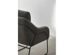 Sillón tapizado color gris con patas metálicas negras