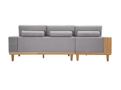 Sofá chaise longue a la izquierda 5 plazas con estantes en tela texturizada gris claro efecto aterciopelado y madera clara KOMAO