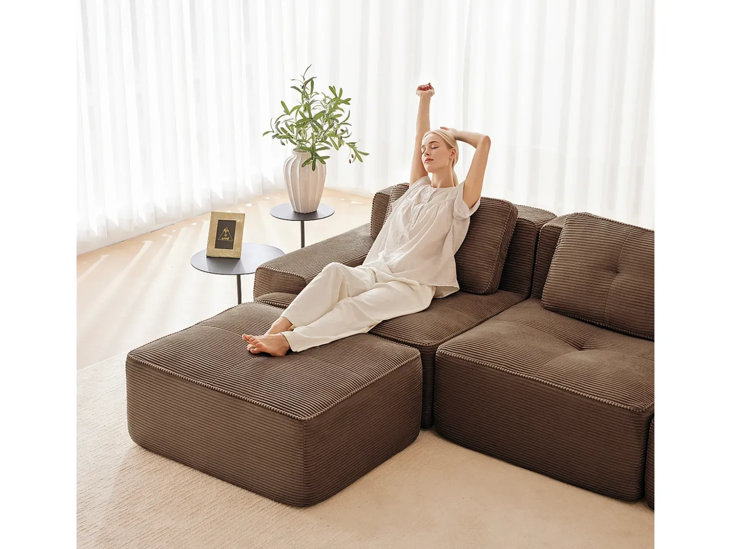 Sofá Modular 4 plazas en Pana, con otomana y 4 cojines, 382x177x69cm, Marrón