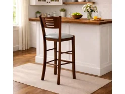 Taburete Verona en madera de nogal oscuro, altura 73 cm, con asiento acolchado gris claro.