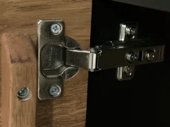 Vitrina 3 puertas en madera de roble miel y acero negro Mazora 107 cm