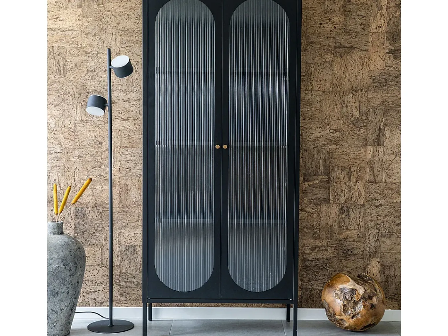 Vitrina negra con puerta de cristal ondulado 80x35x180 cm