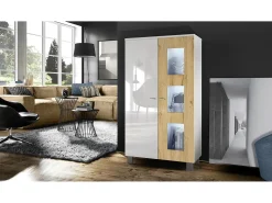 Vladon Vitrina Denjo, Cristalera con 2 Puertas y 3 Estantes de cristal, Blanco mate/Blanco de alto brillo/Roble natural, incluida iluminación LED (71 x 129 x 35 cm)