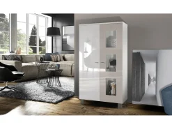 Vladon Vitrina Denjo, Cristalera con 2 Puertas y 3 Estantes de cristal, Blanco mate/Blanco de alto brillo/Gris arena de alto brillo (71 x 129 x 35 cm)