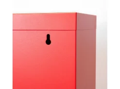 Zapatero Pisa de 3 puertas en metal rojo. Se entrega montado.